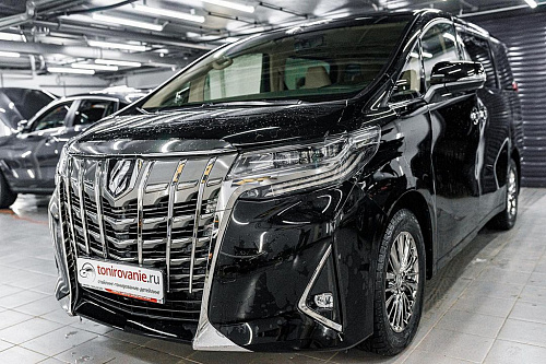 Чёрная Toyota Alphard: оклейка антигравийной полиуретановой плёнкой