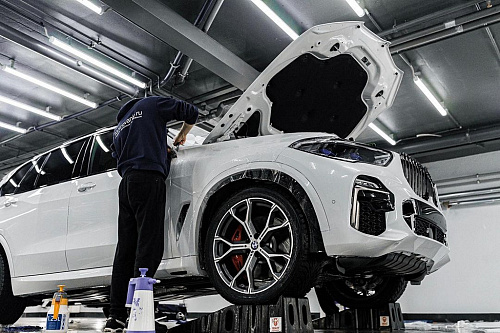 Белый BMW Х5: оклейка передней части антигравийной полиуретановой плёнкой. Фото - 7