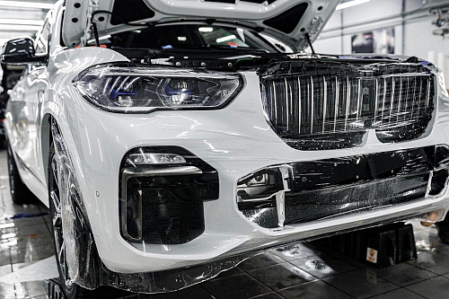 Белый BMW Х5: оклейка передней части антигравийной полиуретановой плёнкой. Фото - 9
