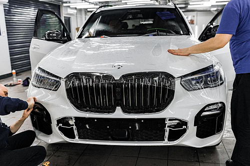 Белый BMW Х5: оклейка передней части антигравийной полиуретановой плёнкой. Фото - 3