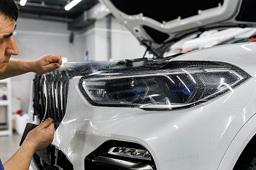 Белый BMW Х5: оклейка передней части антигравийной полиуретановой плёнкой. Фото - 8
