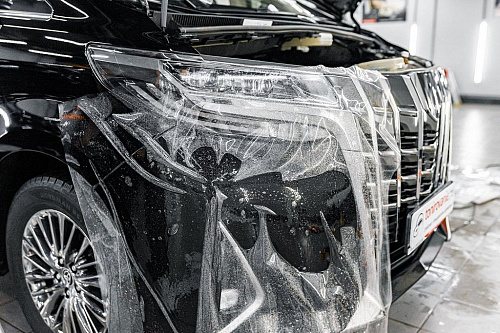 Чёрная Toyota Alphard: оклейка антигравийной полиуретановой плёнкой. Фото - 2