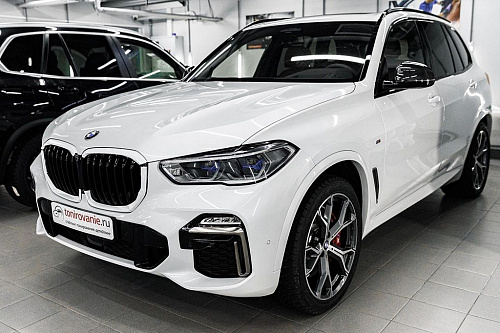 Белый BMW Х5: оклейка передней части антигравийной полиуретановой плёнкой
