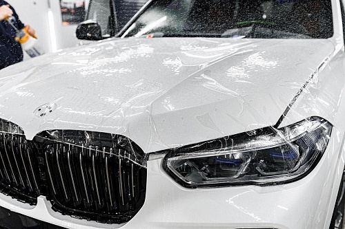 Белый BMW Х5: оклейка передней части антигравийной полиуретановой плёнкой. Фото - 2